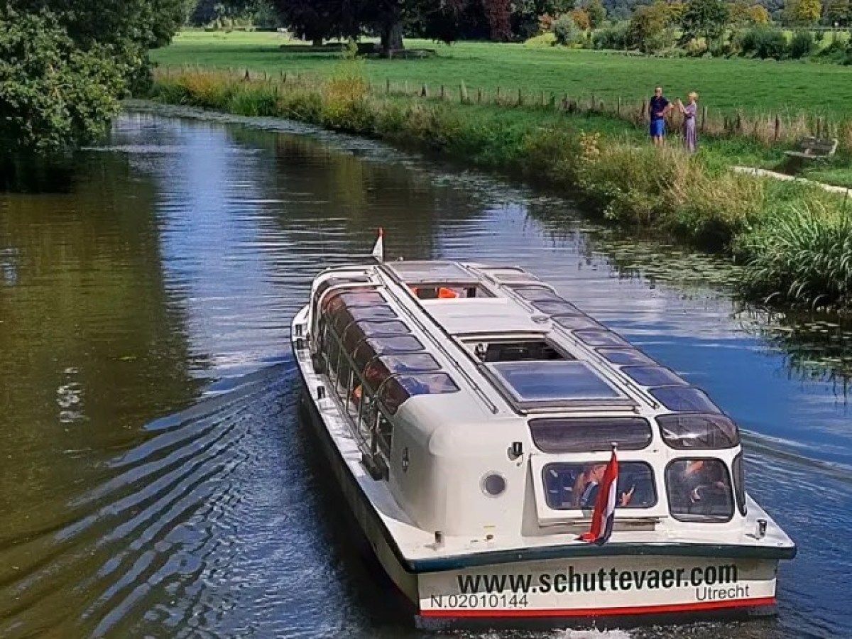 a small boat in a body of water